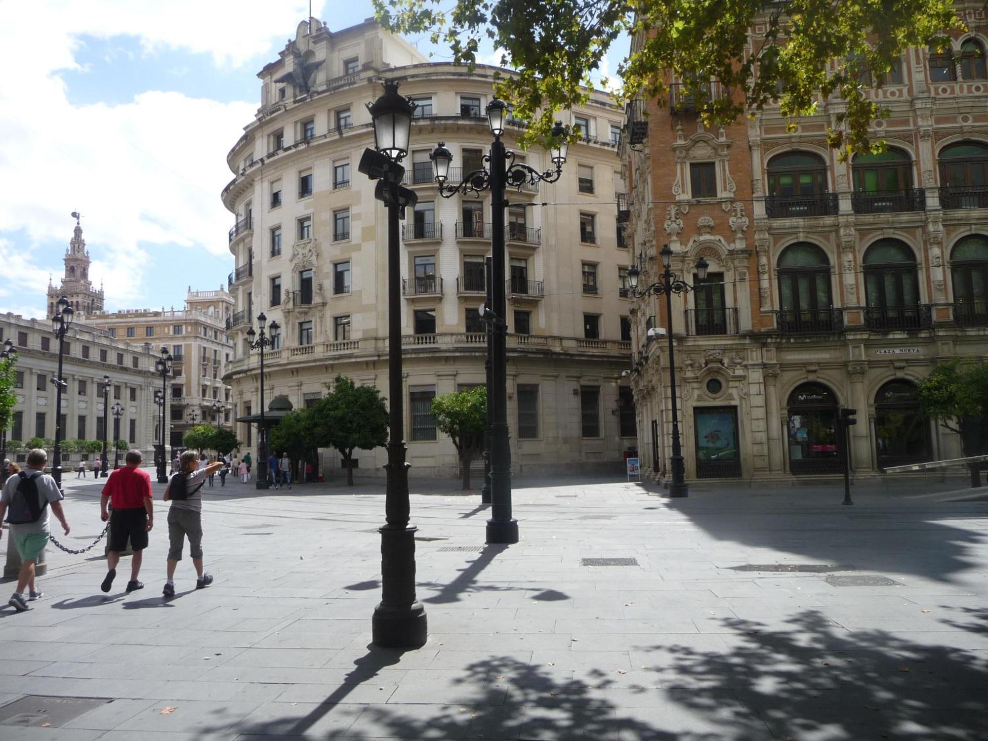 Amplio Plaza Nueva Apartment *